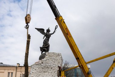 04-14-2022 Ukrayna hükümeti Rus ordusu tarafından fırlatılan mermilerden korunmak için tarihi eserleri koruma emri verdi.
