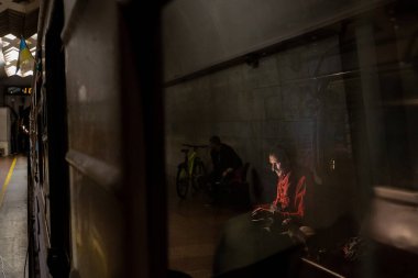 04-14-2022 Savaşın başlangıcından beri Ukrayna 'da yüzlerce insan Rus füzelerinden korunmak için metro istasyonunda yaşıyor.