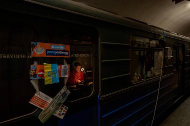 04-14-2022 Savaşın başlangıcından beri Ukrayna 'da yüzlerce insan Rus füzelerinden korunmak için metro istasyonunda yaşıyor.