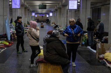 04-14-2022 Savaşın başlangıcından beri Ukrayna 'da yüzlerce insan Rus füzelerinden korunmak için metro istasyonunda yaşıyor.