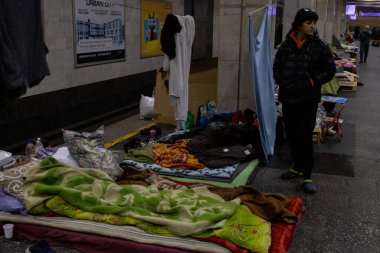 04-14-2022 Savaşın başlangıcından beri Ukrayna 'da yüzlerce insan Rus füzelerinden korunmak için metro istasyonunda yaşıyor.