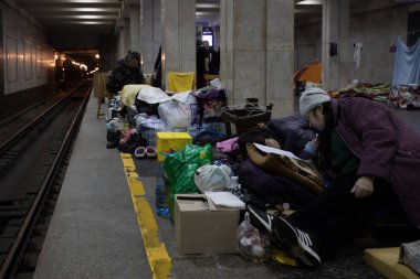 04-14-2022 Savaşın başlangıcından beri Ukrayna 'da yüzlerce insan Rus füzelerinden korunmak için metro istasyonunda yaşıyor.