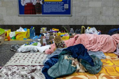 04-14-2022 Savaşın başlangıcından beri Ukrayna 'da yüzlerce insan Rus füzelerinden korunmak için metro istasyonunda yaşıyor.