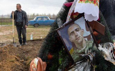 Bucha Ukrayna 'daki çatışmalarda hayatını kaybeden üç Ukraynalı yedek askerin cenazesi 04-26-2022