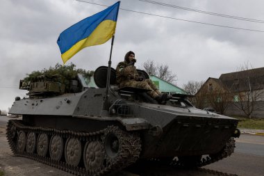 04-10-2022 Tank birliğinden bir grup Ukraynalı Bucha 'nın dışındaki savaş alanına gitmeye hazırlanıyor.
