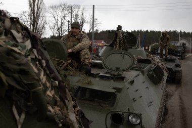 04-10-2022 Tank birliğinden bir grup Ukraynalı Bucha 'nın dışındaki savaş alanına gitmeye hazırlanıyor.