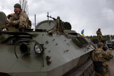 04-10-2022 Tank birliğinden bir grup Ukraynalı Bucha 'nın dışındaki savaş alanına gitmeye hazırlanıyor.