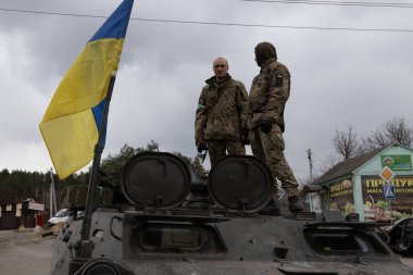 04-10-2022 Tank birliğinden bir grup Ukraynalı Bucha 'nın dışındaki savaş alanına gitmeye hazırlanıyor.