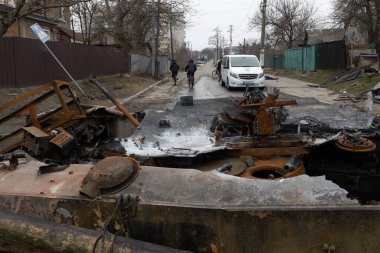 04-05-2022 Rus savaş tankları ve mühimmatı bucha caddelerine boşaltıldı. Çatışmanın yaşandığı yerde Rus tankları Ukrayna ordusu tarafından pusuya düşürüldü..