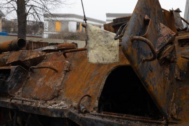 04-05-2022 Rus savaş tankları ve mühimmatı bucha caddelerine boşaltıldı. Çatışmanın yaşandığı yerde Rus tankları Ukrayna ordusu tarafından pusuya düşürüldü..