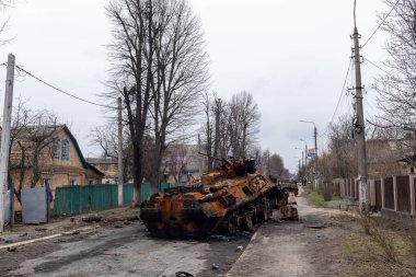 04-05-2022 Rus savaş tankları ve mühimmatı bucha caddelerine boşaltıldı. Çatışmanın yaşandığı yerde Rus tankları Ukrayna ordusu tarafından pusuya düşürüldü..