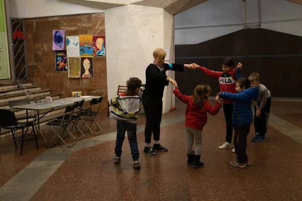 2022 Een Vrouwelijke Vrijwilliger Geeft Les Speelt Met Kinderen Die — Stockfoto