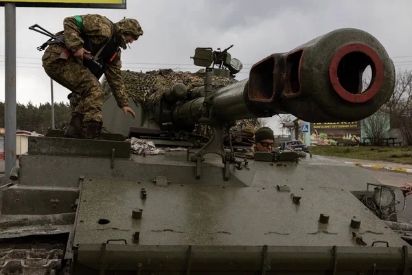 04-10-2022 Tank birliğinden bir grup Ukraynalı Bucha 'nın dışındaki savaş alanına gitmeye hazırlanıyor.