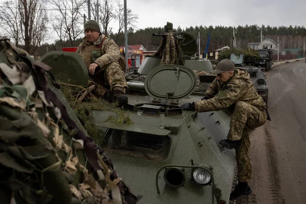 04-10-2022 Tank birliğinden bir grup Ukraynalı Bucha 'nın dışındaki savaş alanına gitmeye hazırlanıyor.