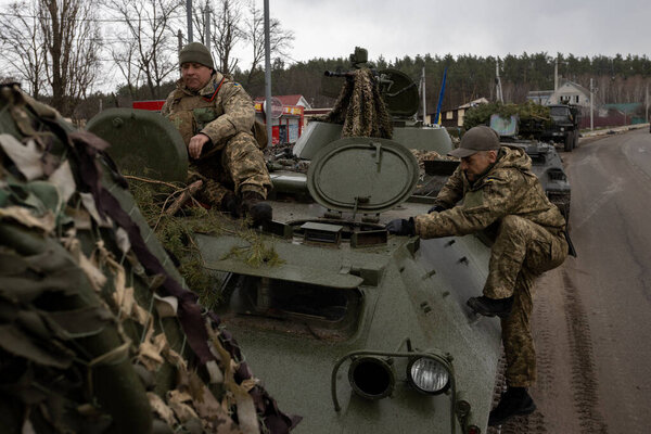 04-10-2022 группа украинских солдат из танкового отряда готовится выйти на фронт под Бучой