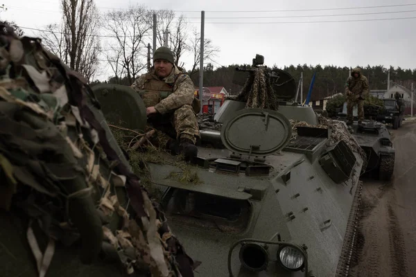 04-10-2022 Tank birliğinden bir grup Ukraynalı Bucha 'nın dışındaki savaş alanına gitmeye hazırlanıyor.