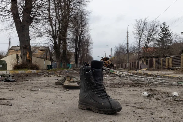 Ukraynalı askerlerin birkaç Rus tankını pusuya düşürdüğü bir savaştan sonra Bucha Ukrayna 'da bir sokakta yatan 04-05-2022 asker botu.