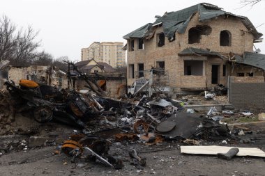 04-05-2022 Rus savaş tankları ve mühimmatı bucha caddelerine boşaltıldı. Çatışmanın yaşandığı yerde Rus tankları Ukrayna ordusu tarafından pusuya düşürüldü..