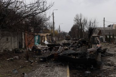 04-05-2022 Rus savaş tankları ve mühimmatı bucha caddelerine boşaltıldı. Çatışmanın yaşandığı yerde Rus tankları Ukrayna ordusu tarafından pusuya düşürüldü..
