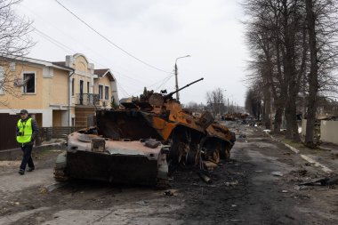 04-05-2022 Rus savaş tankları ve mühimmatı bucha caddelerine boşaltıldı. Çatışmanın yaşandığı yerde Rus tankları Ukrayna ordusu tarafından pusuya düşürüldü..