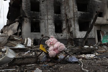 Borodyanka, Ukrayna 'daki Rus işgali sırasında kamyonlar, evler, ticari binalar, çok aile konutları tahrip edildi.