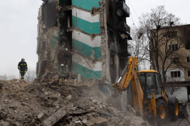 Rus ordusunun Borodyanka Ukrayna 'daki füze saldırılarıyla yıkılan binalar, evler ve işletmeler