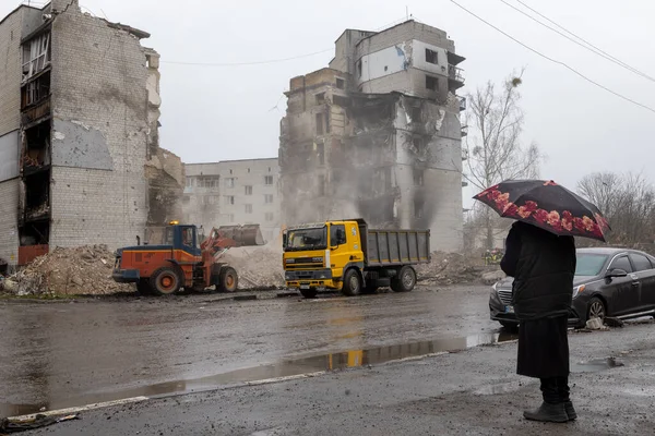 Bir kadın, yaşadığı apartmanı gözetliyor.