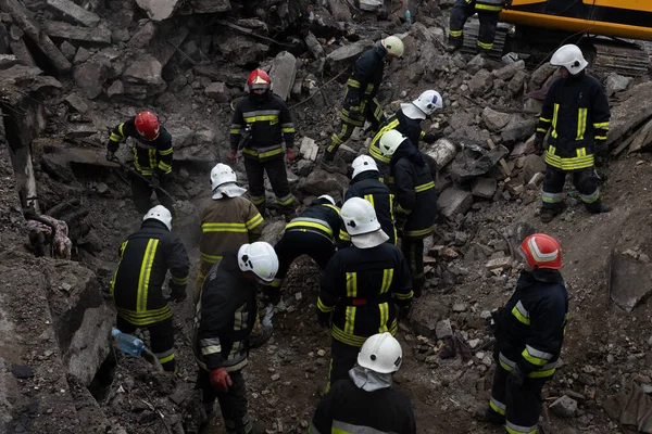 İtfaiyeciler Borodyanka 'da bir füze saldırısında hayatını kaybeden insanların cesetlerini kurtarmak için yıkılan bir binanın kalıntılarında çalışıyorlar.