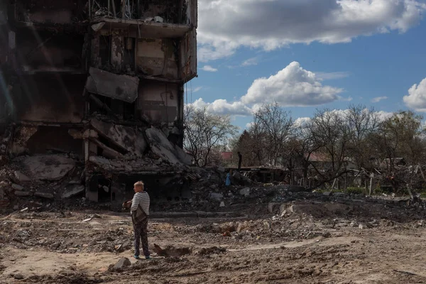 Bir kadın, Rus füzesiyle yıkılan ve ikiz kardeşinin Borodyanka şehrinde öldüğü binaya bakıyor.