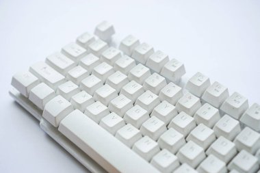 Kullanılan beyaz bilgisayar klavyesi tozlanana kadar kullanılmaz.