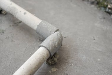 beyaz su boruları L şeklindeki boru eklemleri kullanılarak bağlandı