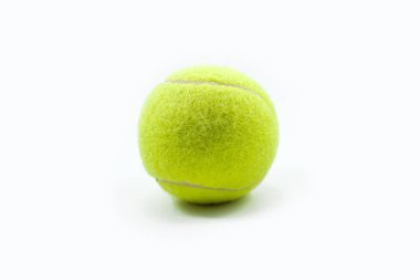 Keçeli ve kauçuktan yapılmış sarı tenis topu beyaz arka planda izole edilmiş.