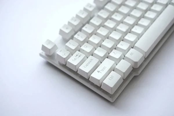 使用过的白色计算机键盘 在被白色隔离开尘土飞扬之前不会使用 — 图库照片
