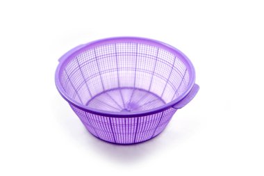 Genellikle beyaz arka planda izole edilmiş sebze ve meyve yerleştirmek için kullanılan mor plastik sepet.