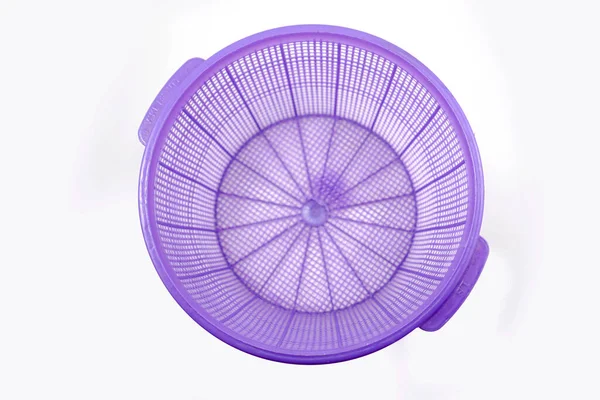紫色塑料篮子 通常用于放置已清洁过的蔬菜和水果 在白色的背景上隔离 — 图库照片
