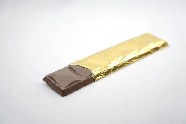 Barra Cioccolato Lamina Alluminio Oro Aperto Isolato Sfondo Bianco — Foto Stock