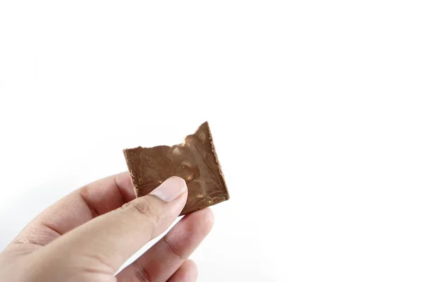 Nahaufnahme Der Hand Hält Schokoladenriegel Isoliert Auf Weißem Hintergrund — Stockfoto