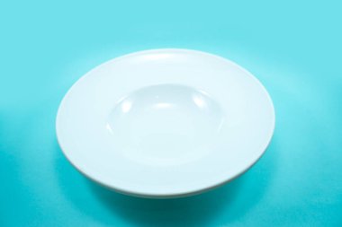 boş plastik beyaz plaka beyaz üzerine izole