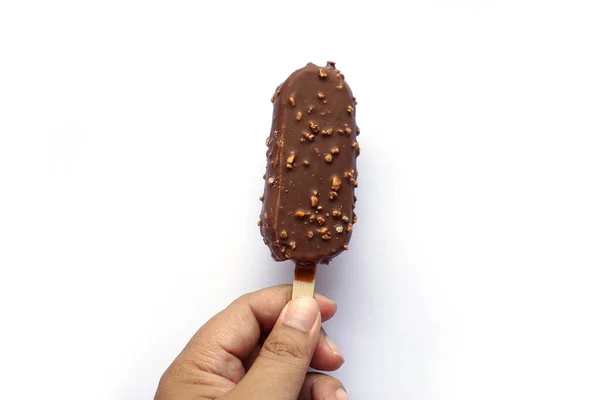 Lidská Ruka Čokoládové Zmrzliny Tyčinka Ořechy Izolované Bílém Pozadí — Stock fotografie