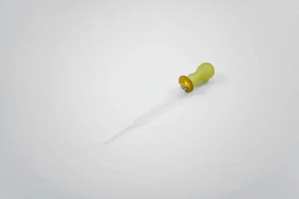 Pipette genellikle beyaz arka planda izole laboratuvarlarda kullanılan araçlardan biridir..