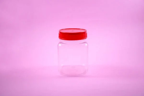 Κόκκινο Καπάκι Πλαστικό Βάζο Απομονωμένο Ροζ Φόντο — Φωτογραφία Αρχείου