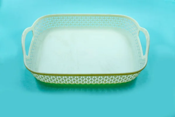 Bílý Plastový Košík Tkaným Vzorem Izolovaný Tyrkysovém Pozadí — Stock fotografie