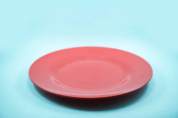 Piatto Rosso Vuoto Plastica Isolato Turchese — Foto Stock