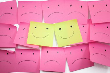 Mutlu çiftler arasında mutlu çiftler için kavramsal imaj, yapışkan notlar kullanma kavramı..