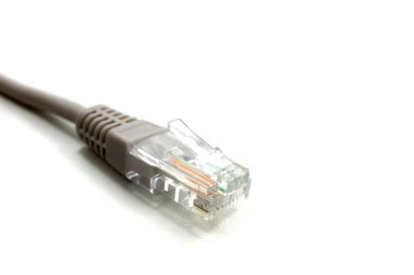Gri LAN ağ bağlantısı ethernet kablosu. İnternet kablosu RJ45 beyaz arkaplanda izole edildi