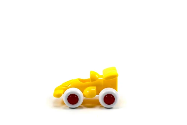 白い背景に隔離されたナンバーワンと黄色の塗装プラスチック製のおもちゃのレースカー — ストック写真