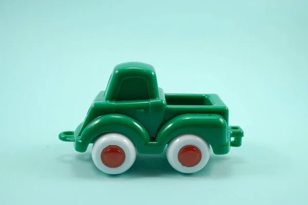 Groene Verf Plastic Speelgoed Truck Geïsoleerd Turquoise Achtergrond — Stockfoto