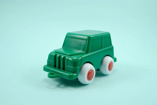 Verde Pintura Plástico Brinquedo Terreno Carro Isolado Fundo Turquesa — Fotografia de Stock