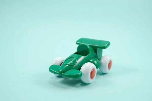 Зеленая Краска Пластиковые Игрушки Гоночный Автомобиль Номером Один Изолированы Бирюзовом — стоковое фото
