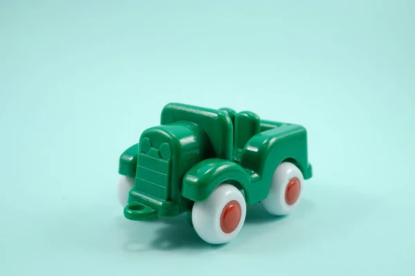 トルコ石の背景に隔離された軍用車のオープンルーフグリーンペイントプラスチックおもちゃ — ストック写真